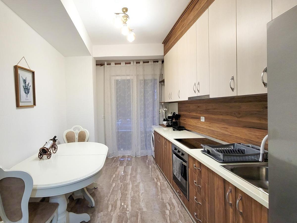 One-Bedroom Gem By The Square Tirana Exterior photo